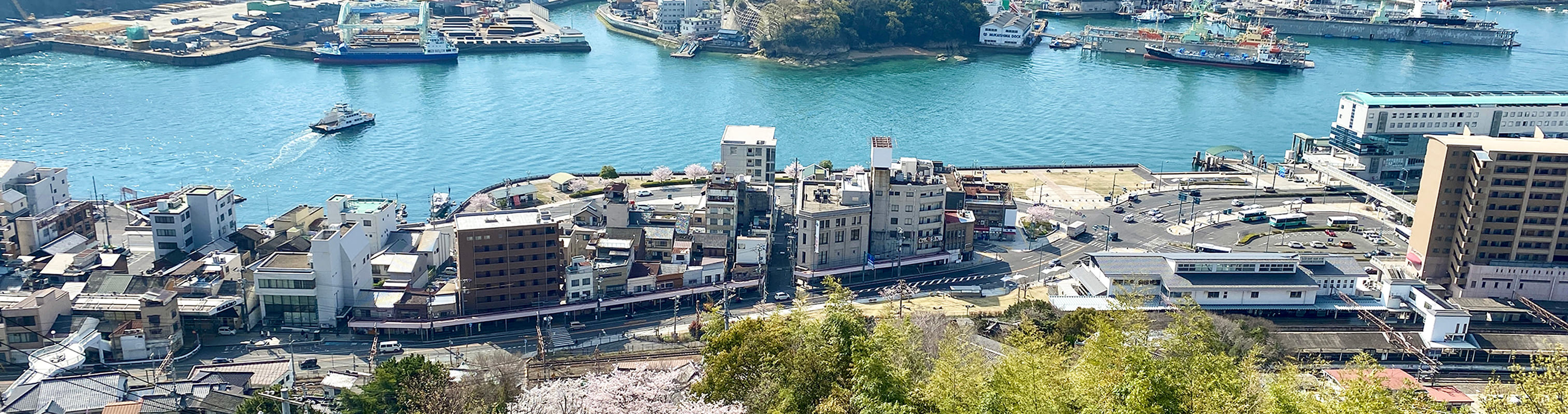 尾道水道と渡船、対岸の向島造船所の風景