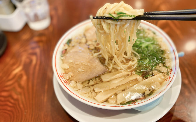 箸で持ち上げられた尾道ラーメン