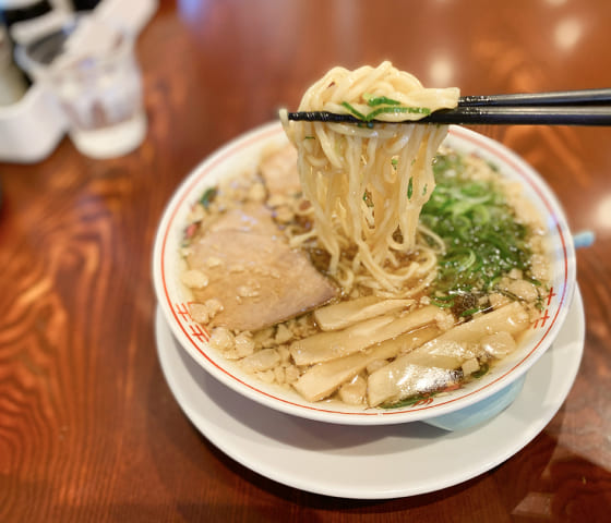 箸で持ち上げられた尾道ラーメン