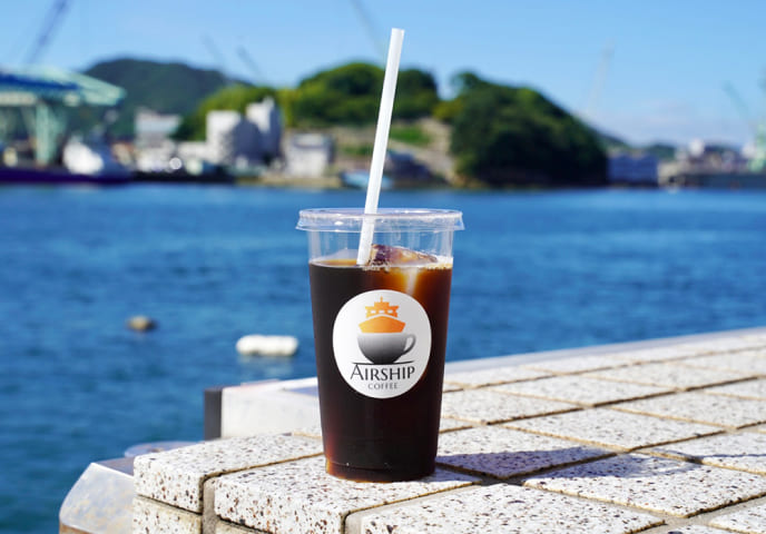 海辺で楽しむアイスコーヒー（AIRSHIP COFFEE）